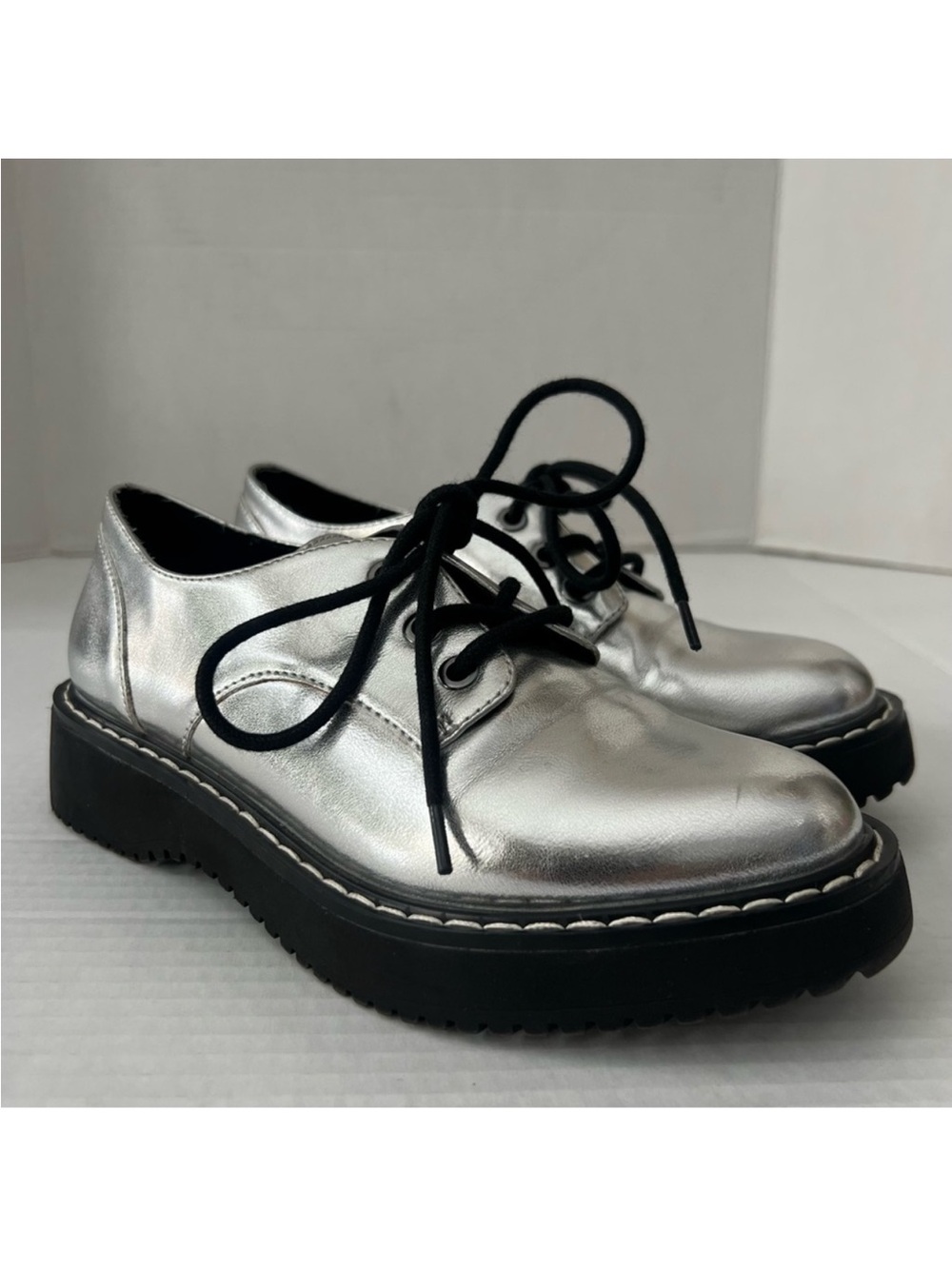 Madden Girl “Kaci” Silver Metallic Black Platform Oxfords lace up women’s size 6